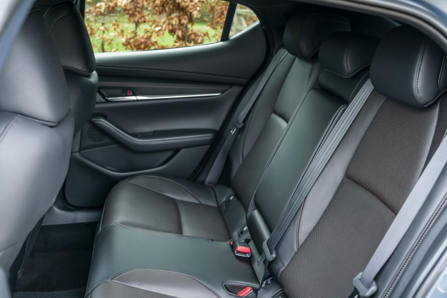 Интерьер Mazda3 Skyactiv-G GT Sport Hatchback 2019 года  (UK) (фото 66 из 83)